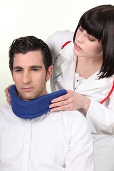 Il dottore mette il collare Shants sul paziente