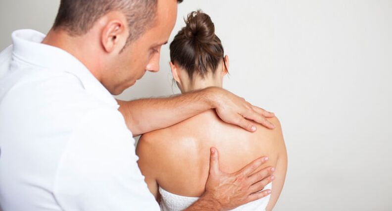 visita e massaggio alla schiena da uno specialista