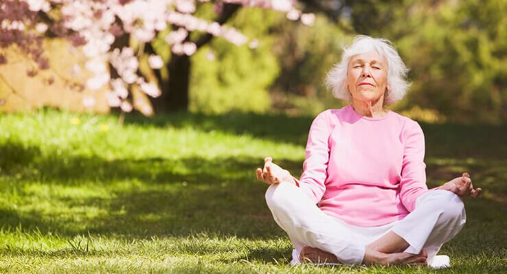 donna anziana che medita con l'artrosi dell'anca